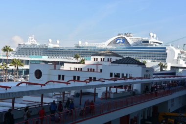 27 Ekim 2018 'de Long Beach, Kaliforniya' ya demirleyen Prenses Cruises 'a ait Ruby Princess adlı birinci sınıf bir yolcu gemisi. 2008 'de İtalya' da inşa edilmiş..