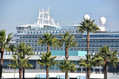 27 Ekim 2018 'de Long Beach, Kaliforniya' ya demirleyen Prenses Cruises 'a ait Ruby Princess adlı birinci sınıf bir yolcu gemisi. 2008 'de İtalya' da inşa edilmiş..