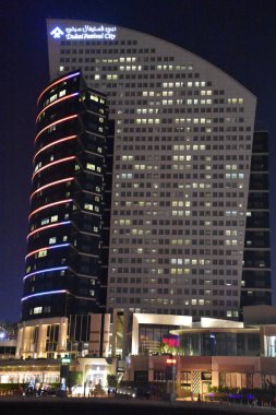 Dubai, Bae - 7 Aralık: 7 Aralık 2018 tarihinde Dubai, Bae'deki Dubai Festival City Bay'de Su, Ateş ve Işık Gösterisi Hayal Edin. Bu duyusal deneyim, dev su ekranları, 30 çeşme ve surround ses ile birlikte ışık, su ve ateşin gücünü kontrol eder..