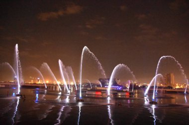 Dubai, Bae - 7 Aralık: 7 Aralık 2018 tarihinde Dubai, Bae'deki Dubai Festival City Bay'de Su, Ateş ve Işık Gösterisi Hayal Edin. Bu duyusal deneyim, dev su ekranları, 30 çeşme ve surround ses ile birlikte ışık, su ve ateşin gücünü kontrol eder..