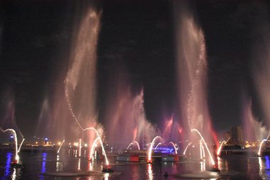Dubai, Bae - 7 Aralık: 7 Aralık 2018 tarihinde Dubai, Bae'deki Dubai Festival City Bay'de Su, Ateş ve Işık Gösterisi Hayal Edin. Bu duyusal deneyim, dev su ekranları, 30 çeşme ve surround ses ile birlikte ışık, su ve ateşin gücünü kontrol eder..