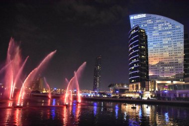 Dubai, Bae - 7 Aralık: 7 Aralık 2018 tarihinde Dubai, Bae'deki Dubai Festival City Bay'de Su, Ateş ve Işık Gösterisi Hayal Edin. Bu duyusal deneyim, dev su ekranları, 30 çeşme ve surround ses ile birlikte ışık, su ve ateşin gücünü kontrol eder..