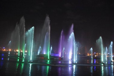 Dubai, Bae - 7 Aralık: 7 Aralık 2018 tarihinde Dubai, Bae'deki Dubai Festival City Bay'de Su, Ateş ve Işık Gösterisi Hayal Edin. Bu duyusal deneyim, dev su ekranları, 30 çeşme ve surround ses ile birlikte ışık, su ve ateşin gücünü kontrol eder..