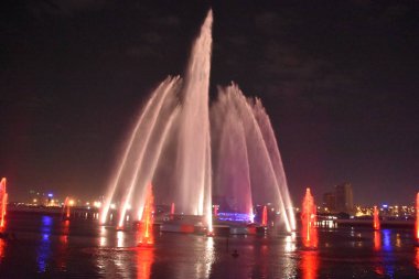 Dubai, Bae - 7 Aralık: 7 Aralık 2018 tarihinde Dubai, Bae'deki Dubai Festival City Bay'de Su, Ateş ve Işık Gösterisi Hayal Edin. Bu duyusal deneyim, dev su ekranları, 30 çeşme ve surround ses ile birlikte ışık, su ve ateşin gücünü kontrol eder..