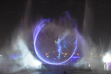 Dubai, Bae - 7 Aralık: 7 Aralık 2018 tarihinde Dubai, Bae'deki Dubai Festival City Bay'de Su, Ateş ve Işık Gösterisi Hayal Edin. Bu duyusal deneyim, dev su ekranları, 30 çeşme ve surround ses ile birlikte ışık, su ve ateşin gücünü kontrol eder..
