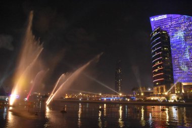 Dubai, Bae - 7 Aralık: 7 Aralık 2018 tarihinde Dubai, Bae'deki Dubai Festival City Bay'de Su, Ateş ve Işık Gösterisi Hayal Edin. Bu duyusal deneyim, dev su ekranları, 30 çeşme ve surround ses ile birlikte ışık, su ve ateşin gücünü kontrol eder..