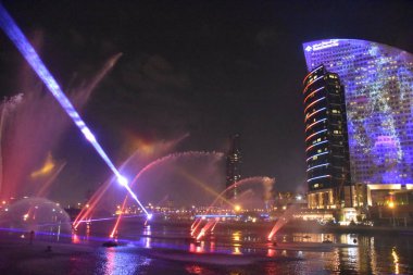 Dubai, Bae - 7 Aralık: 7 Aralık 2018 tarihinde Dubai, Bae'deki Dubai Festival City Bay'de Su, Ateş ve Işık Gösterisi Hayal Edin. Bu duyusal deneyim, dev su ekranları, 30 çeşme ve surround ses ile birlikte ışık, su ve ateşin gücünü kontrol eder..