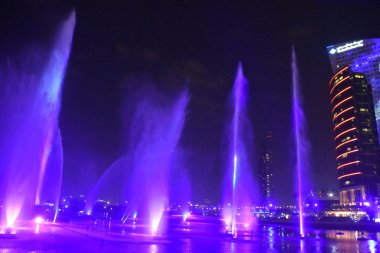 Dubai, Bae - 7 Aralık: 7 Aralık 2018 tarihinde Dubai, Bae'deki Dubai Festival City Bay'de Su, Ateş ve Işık Gösterisi Hayal Edin. Bu duyusal deneyim, dev su ekranları, 30 çeşme ve surround ses ile birlikte ışık, su ve ateşin gücünü kontrol eder..