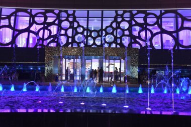 Dubai, BAE - 8 Aralık 2018 'de Dubai, BAE' deki Dubai Frame 'in içinde. Dünyanın en büyük çerçevesi rekorunu elinde tutuyor..