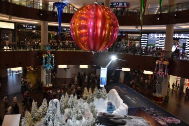 Dubai, Bae - 8 Aralık: Dubai, Bae'deki Dubai Mall'da Noel dekoru, 8 Aralık 2018'de görüldüğü gibi. 12 milyon metrekarenin üzerinde, toplam alana göre dünyanın en büyük alışveriş merkezi ve brüt leasable alana göre 6 büyük.