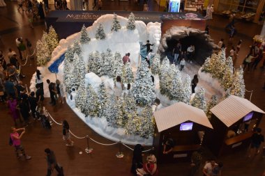 Dubai, Bae - 8 Aralık: Dubai, Bae'deki Dubai Mall'da Noel dekoru, 8 Aralık 2018'de görüldüğü gibi. 12 milyon metrekarenin üzerinde, toplam alana göre dünyanın en büyük alışveriş merkezi ve brüt leasable alana göre 6 büyük.