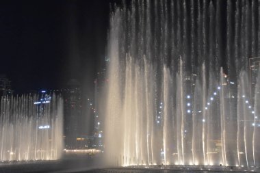 Dubai, Bae - 8 Aralık: Dubai, Bae'deki Dubai Çeşmesi, 8 Aralık 2018 tarihinde görüldüğü gibi. Dubai Şehir Merkezi'nin merkezinde, 30 dönümlük insan yapımı Burç Halife Gölü'nde yer alan dünyanın en büyük koreografisi çeşme sistemidir..