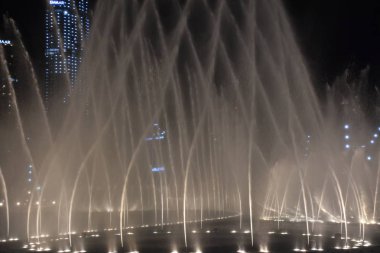 Dubai, Bae - 8 Aralık: Dubai, Bae'deki Dubai Çeşmesi, 8 Aralık 2018 tarihinde görüldüğü gibi. Dubai Şehir Merkezi'nin merkezinde, 30 dönümlük insan yapımı Burç Halife Gölü'nde yer alan dünyanın en büyük koreografisi çeşme sistemidir..