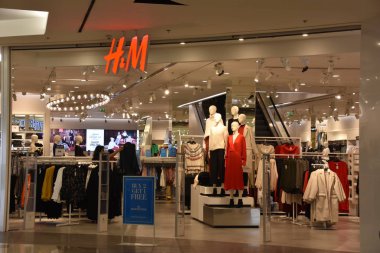 Dubai, Bae - 8 Aralık: Dubai, Bae'deki Burjuman alışveriş merkezinde 8 Aralık 2018'de görüldüğü gibi H&M mağazası. Al Ghurair City'den sonra Dubai'de açılan ikinci büyük alışveriş merkeziydi..