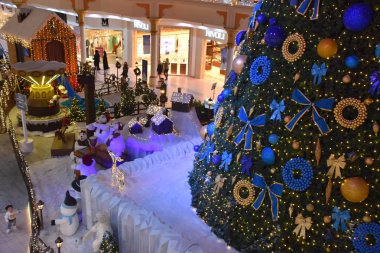 Dubai, Bae - 10 Aralık: 10 Aralık 2018'de görüldüğü gibi Dubai, Bae'deki Wafi Mall'da noel süsleri. Komplekste bir alışveriş merkezi, otel, restoranlar, rezidanslar ve bir gece kulübü bulunmaktadır..