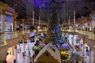 Dubai, Bae - 10 Aralık: 10 Aralık 2018'de görüldüğü gibi Dubai, Bae'deki Wafi Mall'da noel süsleri. Komplekste bir alışveriş merkezi, otel, restoranlar, rezidanslar ve bir gece kulübü bulunmaktadır..
