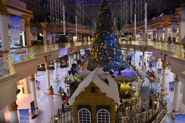 Dubai, Bae - 10 Aralık: 10 Aralık 2018'de görüldüğü gibi Dubai, Bae'deki Wafi Mall'da noel süsleri. Komplekste bir alışveriş merkezi, otel, restoranlar, rezidanslar ve bir gece kulübü bulunmaktadır..