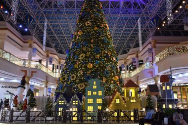 Dubai, Bae - 10 Aralık: 10 Aralık 2018'de görüldüğü gibi Dubai, Bae'deki Wafi Mall'da noel süsleri. Komplekste bir alışveriş merkezi, otel, restoranlar, rezidanslar ve bir gece kulübü bulunmaktadır..