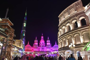 Dubai, Bae - 12 Aralık: 12 Aralık 2018 tarihinde görüldüğü gibi Dubai, Bae'deki Global Village'a giriş. Global Village dünyanın en büyük turizm, eğlence ve eğlence projesi olduğu iddia ediliyor.