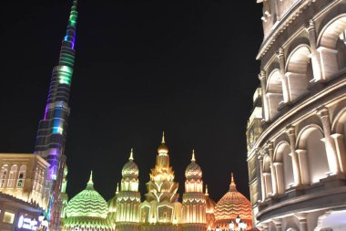 Dubai, Bae - 12 Aralık: 12 Aralık 2018 tarihinde görüldüğü gibi Dubai, Bae'deki Global Village'a giriş. Global Village dünyanın en büyük turizm, eğlence ve eğlence projesi olduğu iddia ediliyor.