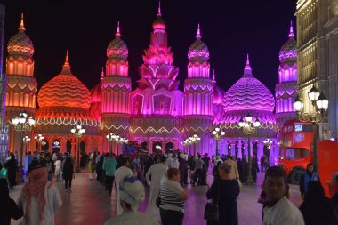 Dubai, Bae - 12 Aralık: 12 Aralık 2018 tarihinde görüldüğü gibi Dubai, Bae'deki Global Village'a giriş. Global Village dünyanın en büyük turizm, eğlence ve eğlence projesi olduğu iddia ediliyor.