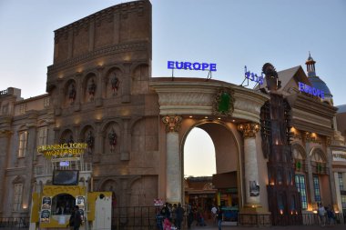 Dubai, Bae - 12 Aralık: 12 Aralık 2018 tarihinde görüldüğü gibi, Dubai, Birleşik Arap Emirlikleri'ndeki Global Village'da Avrupa pavyonu. Global Village dünyanın en büyük turizm, eğlence ve eğlence projesi olduğu iddia ediliyor.