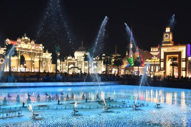 Dubai, Bae - 12 Aralık: 12 Aralık 2018 tarihinde görüldüğü gibi Dubai, Birleşik Arap Emirlikleri'ndeki Global Village'da çeşme gösterisi. Global Village dünyanın en büyük turizm, eğlence ve eğlence projesi olduğu iddia ediliyor.