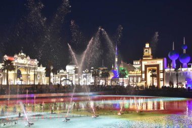 Dubai, Bae - 12 Aralık: 12 Aralık 2018 tarihinde görüldüğü gibi Dubai, Birleşik Arap Emirlikleri'ndeki Global Village'da çeşme gösterisi. Global Village dünyanın en büyük turizm, eğlence ve eğlence projesi olduğu iddia ediliyor.