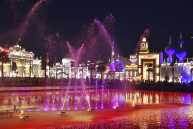Dubai, Bae - 12 Aralık: 12 Aralık 2018 tarihinde görüldüğü gibi Dubai, Birleşik Arap Emirlikleri'ndeki Global Village'da çeşme gösterisi. Global Village dünyanın en büyük turizm, eğlence ve eğlence projesi olduğu iddia ediliyor.
