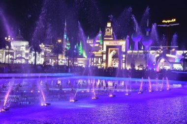 Dubai, Bae - 12 Aralık: 12 Aralık 2018 tarihinde görüldüğü gibi Dubai, Birleşik Arap Emirlikleri'ndeki Global Village'da çeşme gösterisi. Global Village dünyanın en büyük turizm, eğlence ve eğlence projesi olduğu iddia ediliyor.