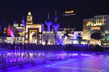 Dubai, Bae - 12 Aralık: 12 Aralık 2018 tarihinde görüldüğü gibi Dubai, Birleşik Arap Emirlikleri'ndeki Global Village'da çeşme gösterisi. Global Village dünyanın en büyük turizm, eğlence ve eğlence projesi olduğu iddia ediliyor.