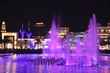 Dubai, Bae - 12 Aralık: 12 Aralık 2018 tarihinde görüldüğü gibi Dubai, Birleşik Arap Emirlikleri'ndeki Global Village'da çeşme gösterisi. Global Village dünyanın en büyük turizm, eğlence ve eğlence projesi olduğu iddia ediliyor.