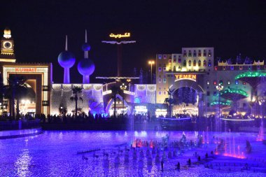 Dubai, Bae - 12 Aralık: 12 Aralık 2018 tarihinde görüldüğü gibi Dubai, Birleşik Arap Emirlikleri'ndeki Global Village'da çeşme gösterisi. Global Village dünyanın en büyük turizm, eğlence ve eğlence projesi olduğu iddia ediliyor.