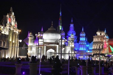 Dubai, Bae - 12 Aralık: Dubai, Bae'deki Global Village, 12 Aralık 2018 tarihinde görüldüğü gibi. Global Village dünyanın en büyük turizm, eğlence ve eğlence projesi olduğu iddia ediliyor.