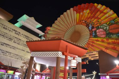 Dubai, Bae - 12 Aralık: 12 Aralık 2018 tarihinde görüldüğü gibi, Dubai, Bae'deki Global Village'da Japonya pavyonları. Global Village dünyanın en büyük turizm, eğlence ve eğlence projesi olduğu iddia ediliyor.