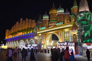 Dubai, Bae - 12 Aralık: 12 Aralık 2018 tarihinde görüldüğü gibi, Dubai, Bae'deki Global Village'da Rusya ve Suriye pavyonları. Global Village dünyanın en büyük turizm, eğlence ve eğlence projesi olduğu iddia ediliyor.