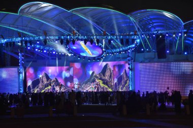 Dubai, Bae - 12 Aralık: 12 Aralık 2018 tarihinde görüldüğü gibi Dubai, Birleşik Arap Emirlikleri'ndeki Global Village'da sahne kurulumu. Global Village dünyanın en büyük turizm, eğlence ve eğlence projesi olduğu iddia ediliyor.