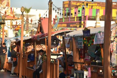 Dubai, Bae - 12 Aralık: Dubai Global Village'daki Thai Floating Market, Bae, 12 Aralık 2018 tarihinde görüldüğü gibi. Global Village dünyanın en büyük turizm, eğlence ve eğlence projesi olduğu iddia ediliyor.