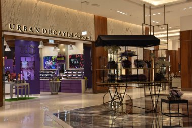 Dubai, Bae - 13 Aralık: Dubai, Bae'deki Dubai Mall'daki Fashion Avenue'deki Urban Decay mağazası, 13 Aralık 2018 tarihinde görüldü. Fashion Avenue ek bir perakende envanter eklendi 190 artı yeni high-end çıkışları.