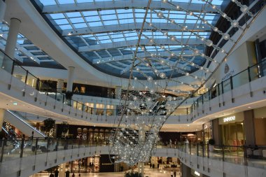 Dubai, Bae - 13 Aralık: 13 Aralık 2018 tarihinde görüldüğü gibi Dubai, Bae'deki Dubai Mall'da Moda Caddesi. Fashion Avenue ek bir perakende envanter eklendi 190 artı yeni high-end çıkışları.