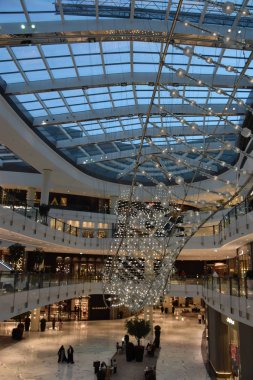 Dubai, Bae - 13 Aralık: 13 Aralık 2018 tarihinde görüldüğü gibi Dubai, Bae'deki Dubai Mall'da Moda Caddesi. Fashion Avenue ek bir perakende envanter eklendi 190 artı yeni high-end çıkışları.
