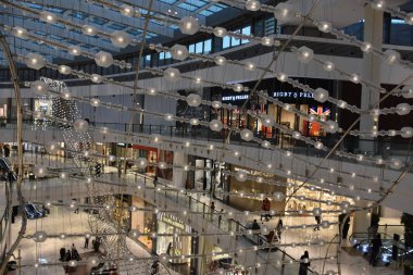 Dubai, Bae - 13 Aralık: 13 Aralık 2018 tarihinde görüldüğü gibi Dubai, Bae'deki Dubai Mall'da Moda Caddesi. Fashion Avenue ek bir perakende envanter eklendi 190 artı yeni high-end çıkışları.