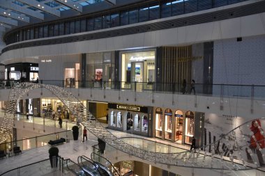 Dubai, Bae - 13 Aralık: 13 Aralık 2018 tarihinde görüldüğü gibi Dubai, Bae'deki Dubai Mall'da Moda Caddesi. Fashion Avenue ek bir perakende envanter eklendi 190 artı yeni high-end çıkışları.