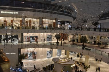 Dubai, Bae - 13 Aralık: 13 Aralık 2018 tarihinde görüldüğü gibi Dubai, Bae'deki Dubai Mall'da Moda Caddesi. Fashion Avenue ek bir perakende envanter eklendi 190 artı yeni high-end çıkışları.