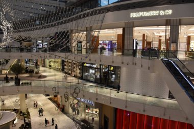 Dubai, Bae - 13 Aralık: 13 Aralık 2018 tarihinde görüldüğü gibi Dubai, Bae'deki Dubai Mall'da Moda Caddesi. Fashion Avenue ek bir perakende envanter eklendi 190 artı yeni high-end çıkışları.