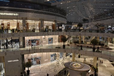 Dubai, Bae - 13 Aralık: 13 Aralık 2018 tarihinde görüldüğü gibi Dubai, Bae'deki Dubai Mall'da Moda Caddesi. Fashion Avenue ek bir perakende envanter eklendi 190 artı yeni high-end çıkışları.