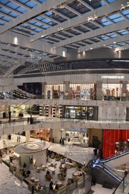 Dubai, Bae - 13 Aralık: 13 Aralık 2018 tarihinde görüldüğü gibi Dubai, Bae'deki Dubai Mall'da Moda Caddesi. Fashion Avenue ek bir perakende envanter eklendi 190 artı yeni high-end çıkışları.
