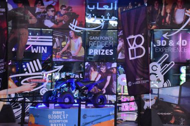 Dubai, BAE - 16 Aralık 2018 'de Dubai, BAE' de görülen CityWalk gelişimi. Dubai 'nin göbeğinde açık, tasarımdan esinlenilmiş yüzlerce özel dükkan, restoran ve eğlence aktivitesi olan bir mahalle..