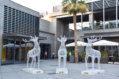 Dubai, BAE - 16 Aralık 2018 'de Dubai, BAE' de görülen CityWalk gelişimi. Dubai 'nin göbeğinde açık, tasarımdan esinlenilmiş yüzlerce özel dükkan, restoran ve eğlence aktivitesi olan bir mahalle..