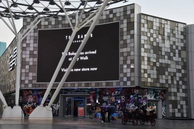 Dubai, BAE - 16 Aralık 2018 'de Dubai, BAE' de görülen CityWalk gelişimi. Dubai 'nin göbeğinde açık, tasarımdan esinlenilmiş yüzlerce özel dükkan, restoran ve eğlence aktivitesi olan bir mahalle..